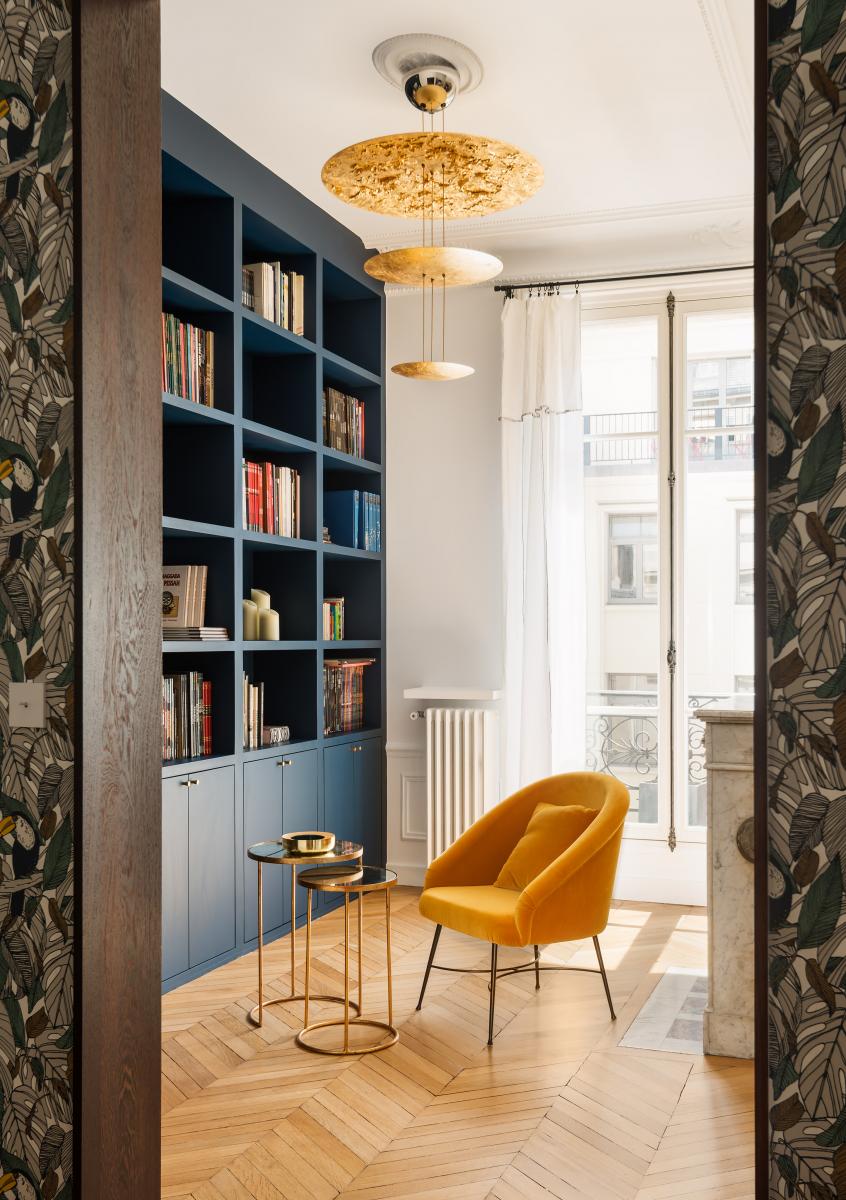 Bibliothèque sur-mesure avec cheminée dans appartement haussmannien.