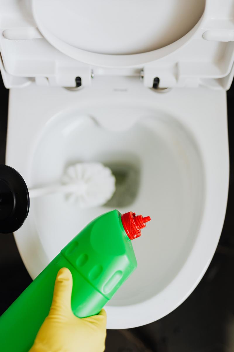 Recette de produits ménagers maison pour les WC et toilettes